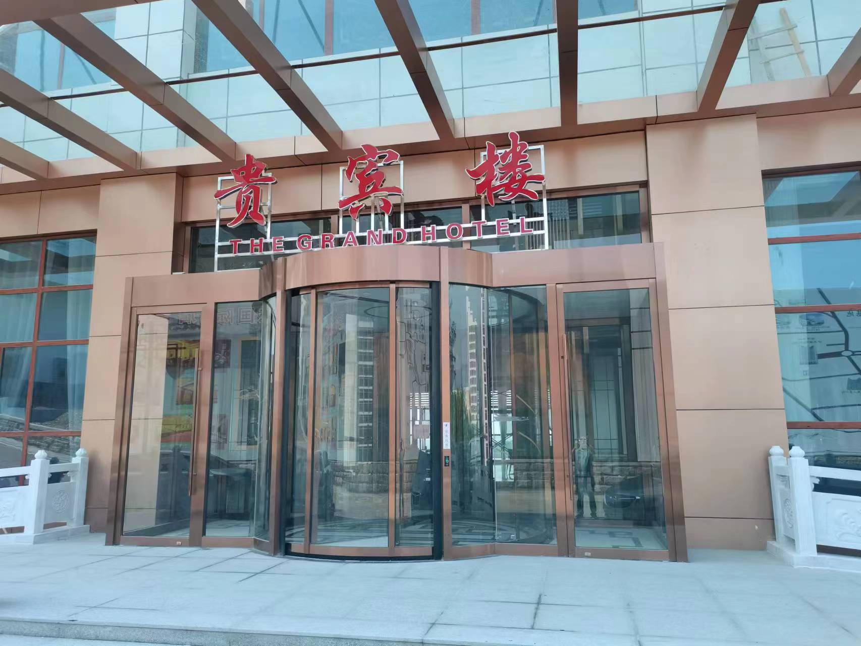 朗榮萬杰大酒店兩翼旋轉門