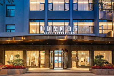 和頤至尚酒店兩翼旋轉門